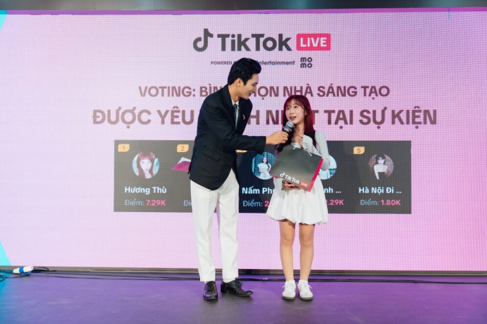 Hương Thù nhận giải nhà sáng tạo được yêu thích nhất tại sự kiện