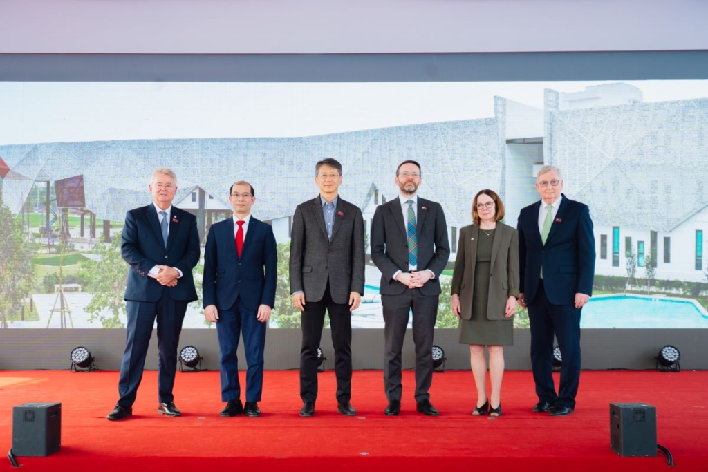 Các đại biểu khánh thành BUV giai đoạn 2