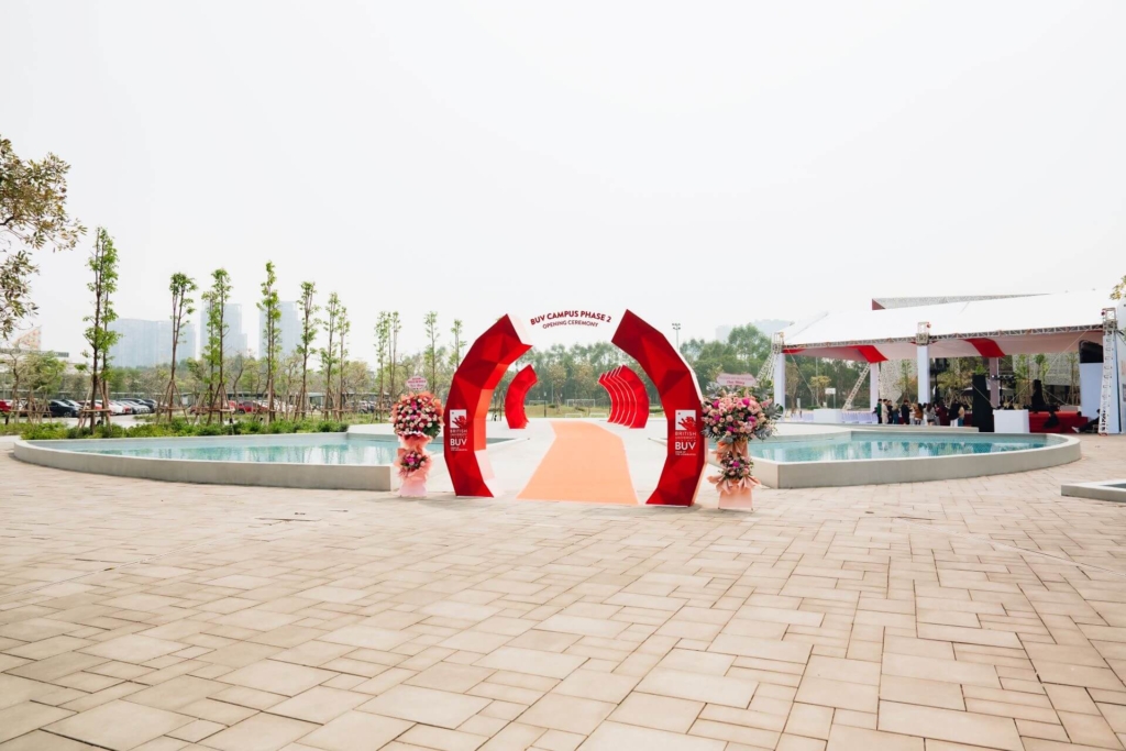 cổng chào chương trình BUV